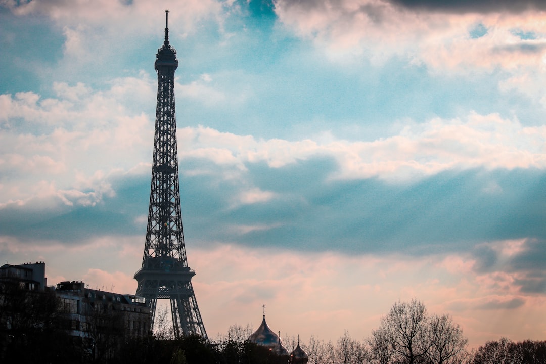 エッフェル塔の魔法：パリの象徴 - Av. Gustave Eiffel | Secret World Trip Planner