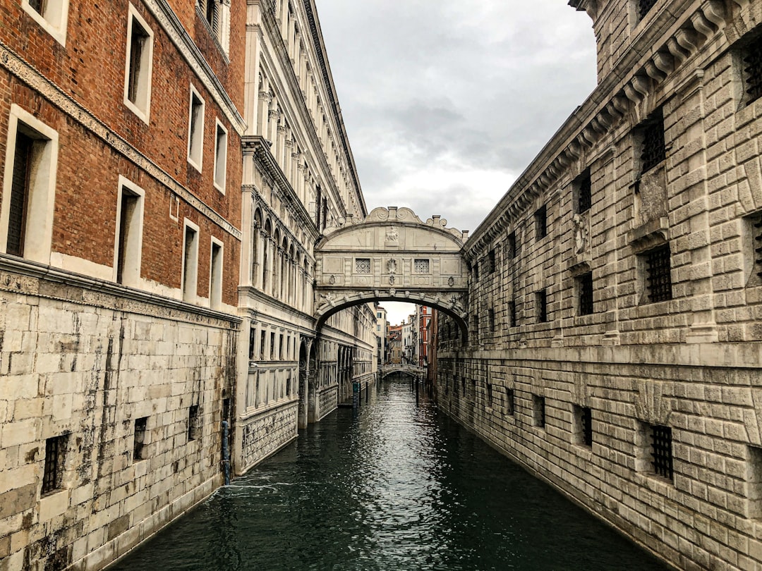 Puente de los Suspiros: Un Tesoro Oculto en Cambridge - St John's St | Secret World Trip Planner