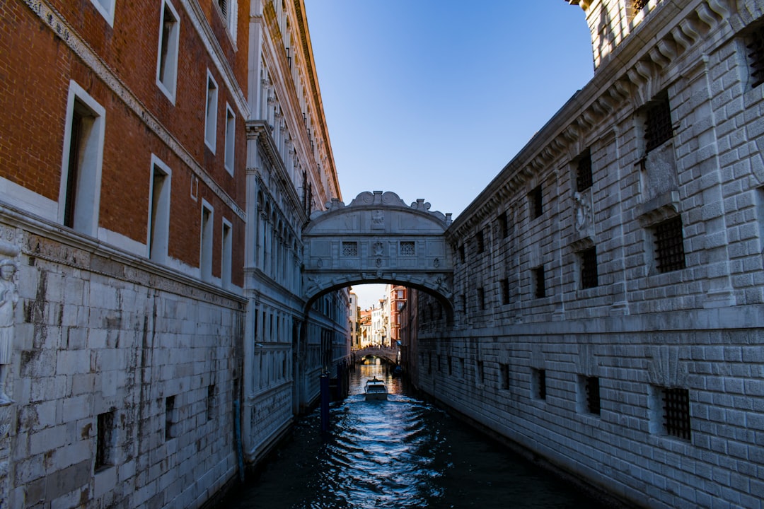 Puente de los Suspiros: Un Tesoro Oculto en Cambridge - St John's St | Secret World Trip Planner