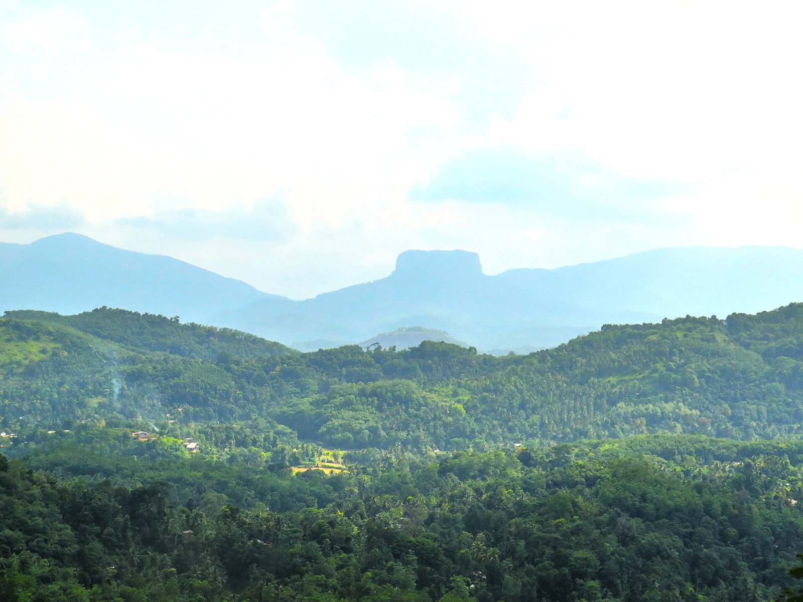 Découvrez Bible Rock : la montagne qui raconte des histoires au Sri Lanka - Ussapitiya | Secret World Trip Planner