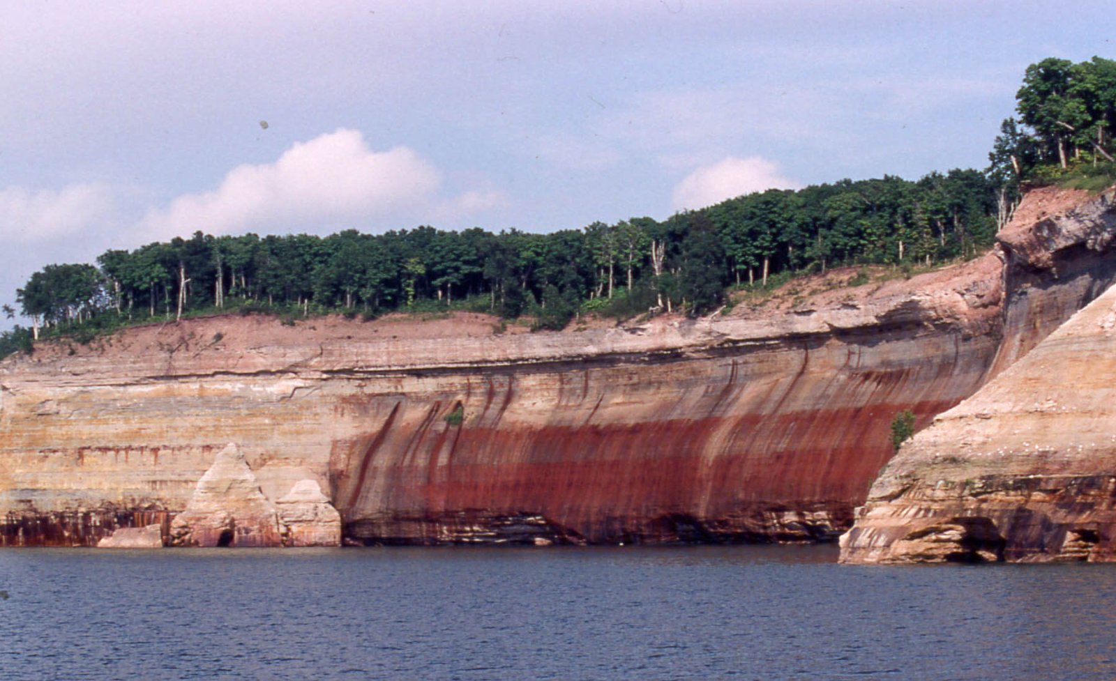 Pictured Rocks国家湖岸:密歇根州的自然瑰宝 | Secret World Trip Planner