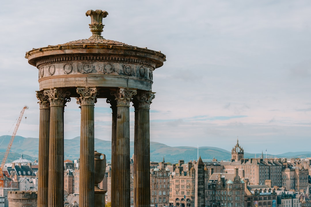 Descubra Calton Hill: o coração cultural de Edimburgo | Secret World Trip Planner