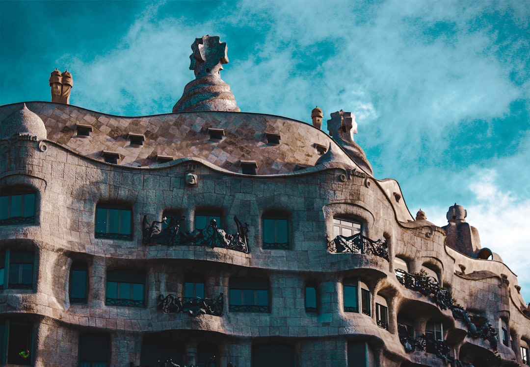Descubre Casa Milà La Pedrera: Una Obra Maestra de Gaudí en Barcelona — Barcelona