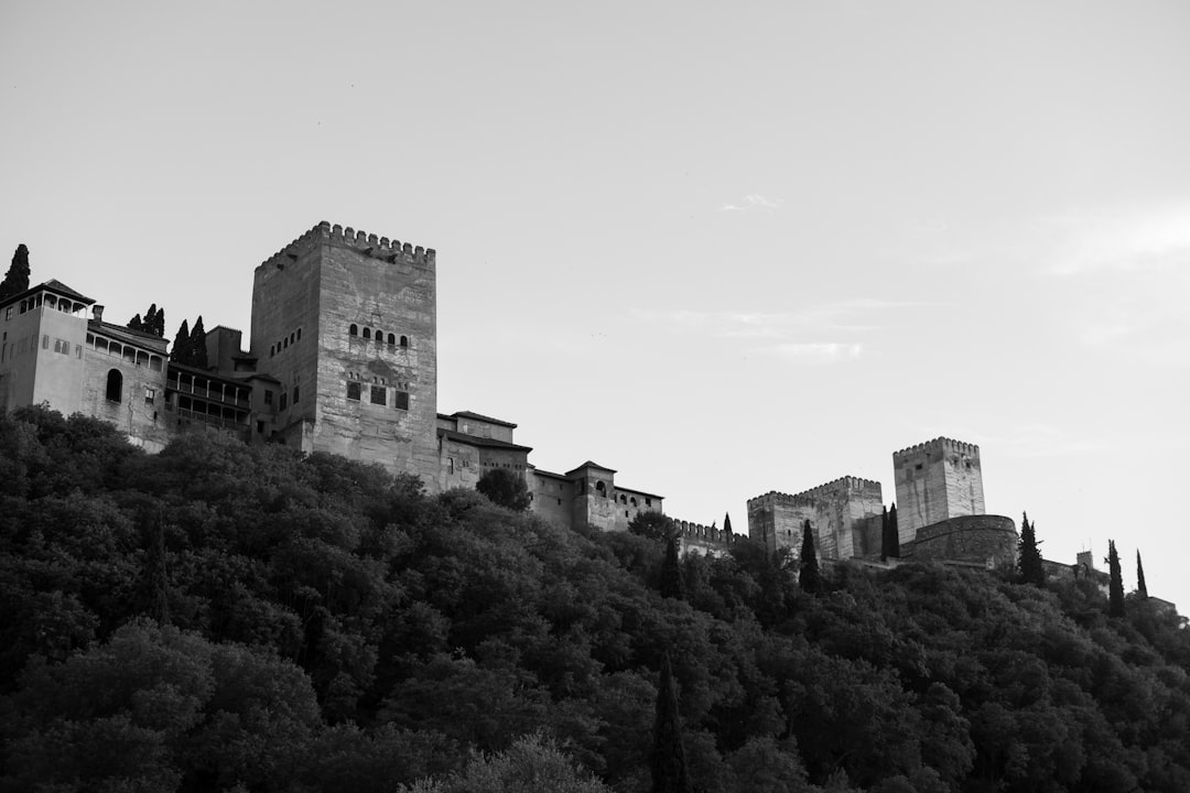 Découvrez l'Alhambra de Grenade : un bijou de l'histoire andalouse | Secret World Trip Planner