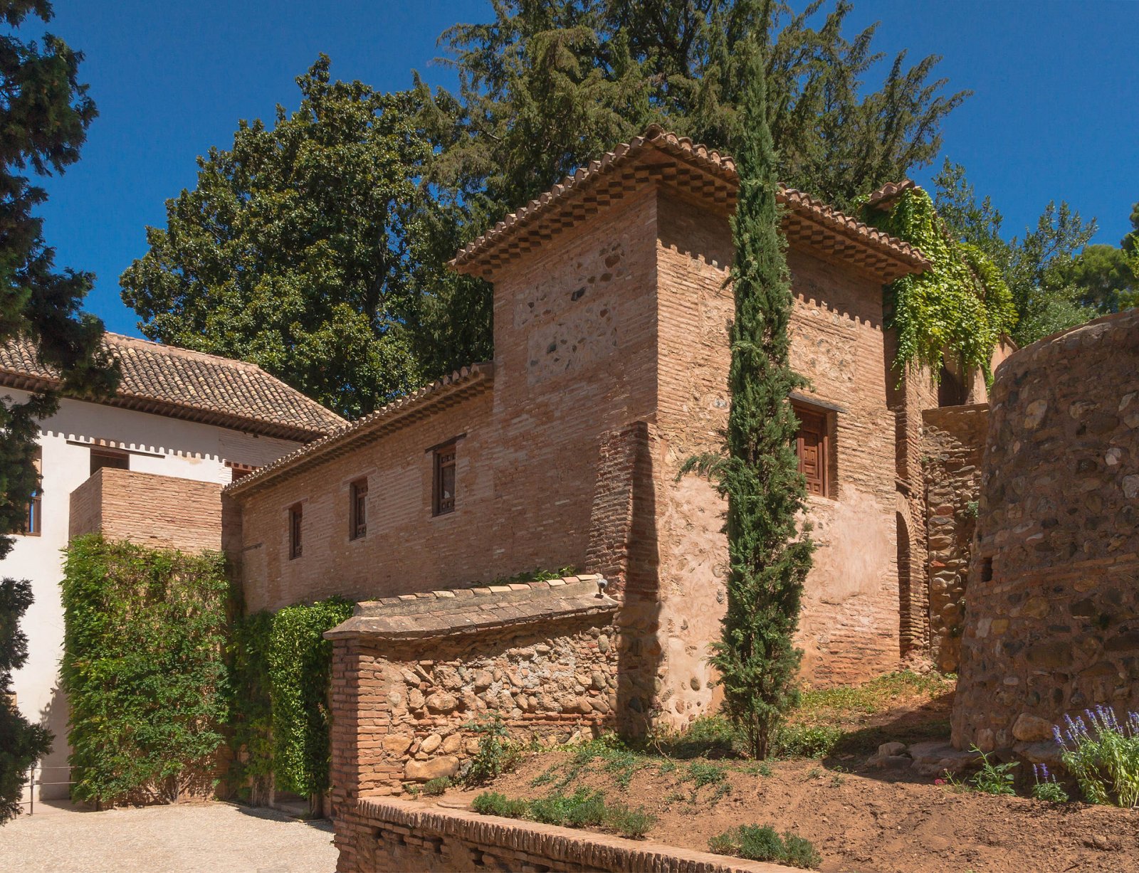 Découvrez le Generalife de Grenade : Un Paradis d'Histoire et de Beauté | Secret World Trip Planner