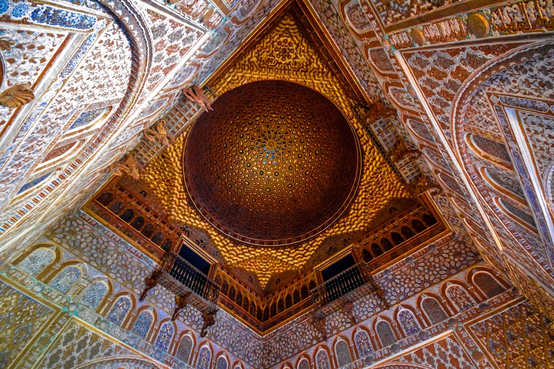 Découvrez l'Alcázar de Séville : un joyau de l'histoire andalouse | Secret World Trip Planner
