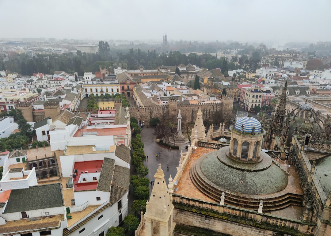 Entdecken Sie das Barrio Santa Cruz in Sevilla: Geschichte und Schönheit | Secret World Trip Planner