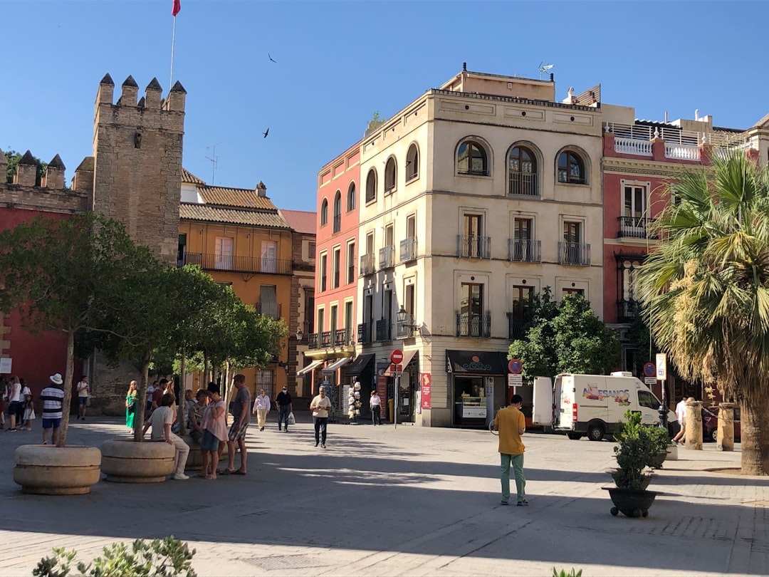 Descubre el Barrio Santa Cruz de Sevilla: Historia y Belleza | Secret World Trip Planner