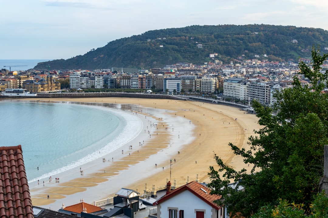 La Concha Beach: Un Paradiso a San Sebastián - Castelnaudary | Secret World Trip Planner