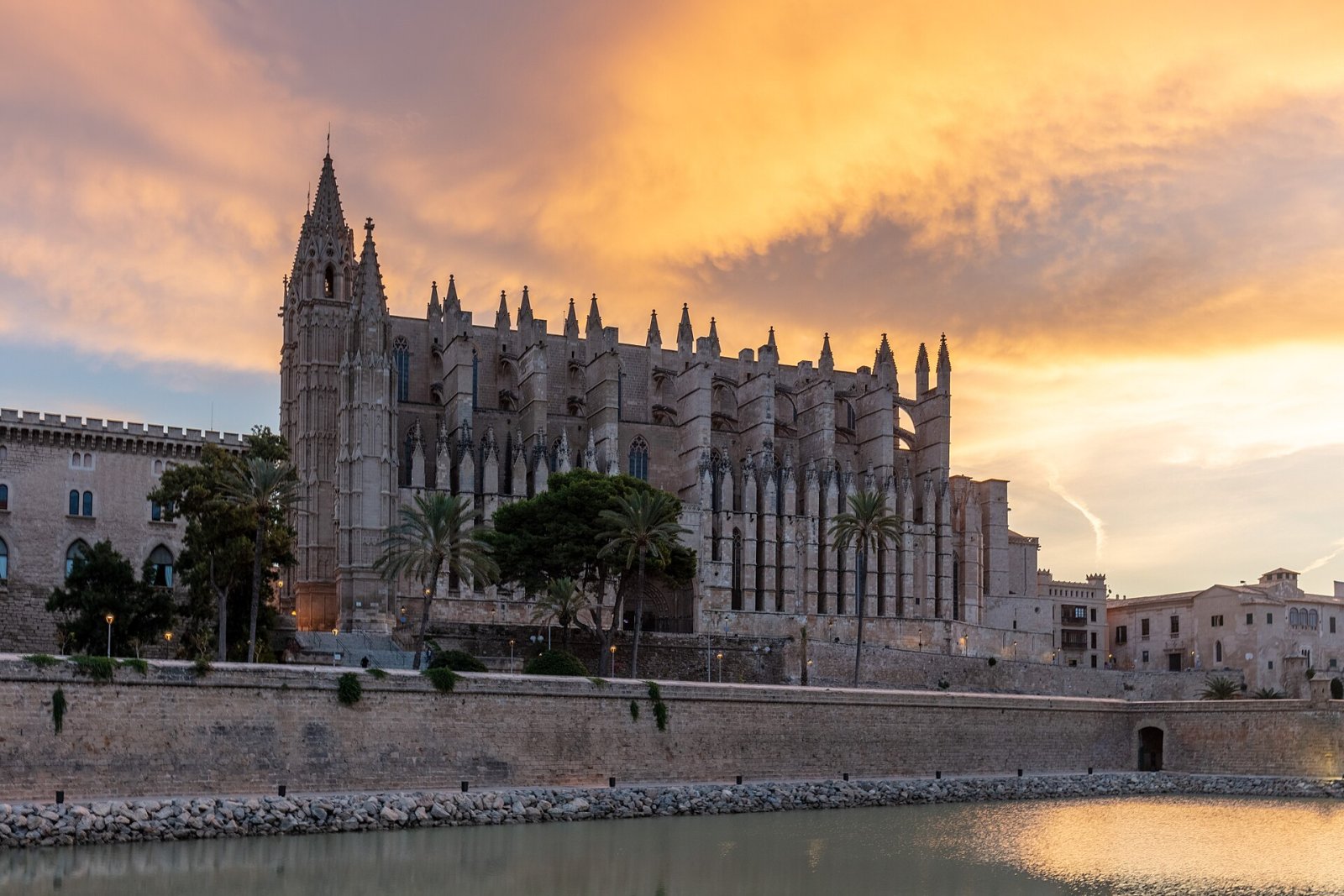 La Maestosa Cattedrale di Palma: Un Tesoro Gotico nelle Baleari - Palma | Secret World Trip Planner