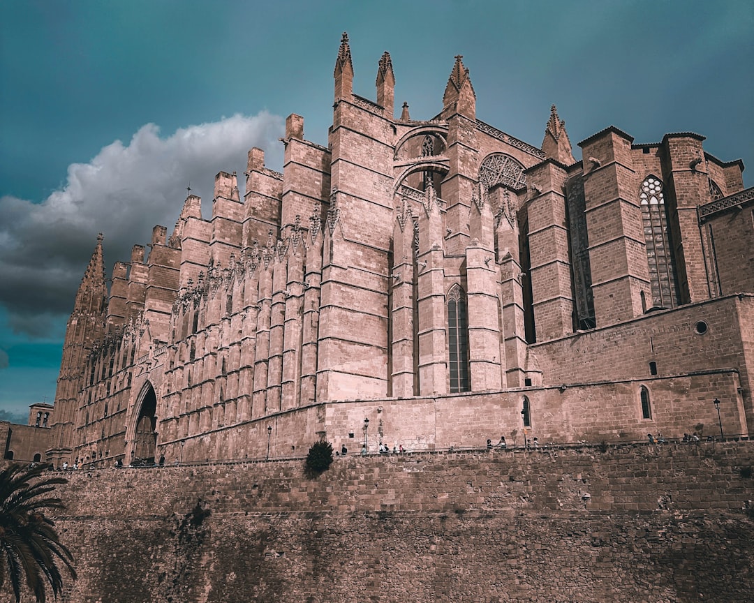 La Cathédrale Majestueuse de Palma : Un Trésor Gothique aux Baléares - Palma | Secret World Trip Planner