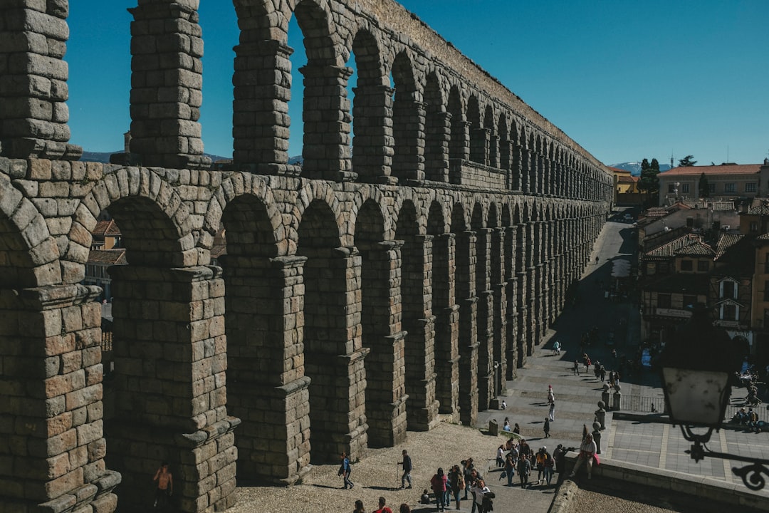 Découvrez l'Aqueduc de Ségovie : Histoire et Merveilles | Secret World Trip Planner