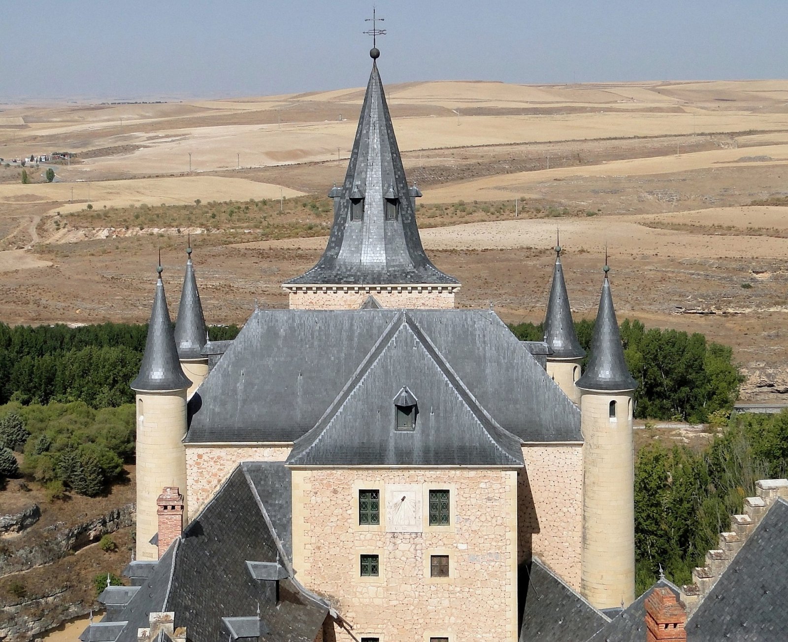 Descubre el Alcázar de Segovia: un castillo de cuento en España | Secret World Trip Planner
