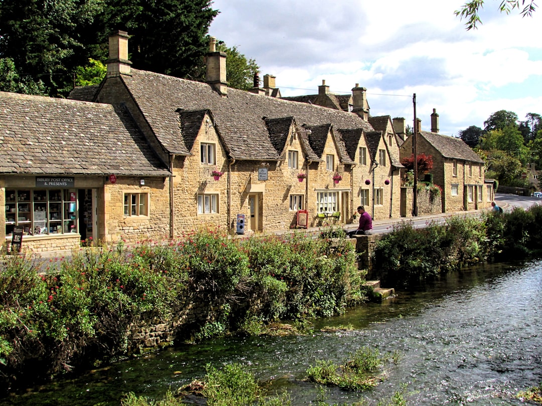 Scopri Bibury: un gioiello culturale nel cuore dell'Inghilterra | Secret World Trip Planner