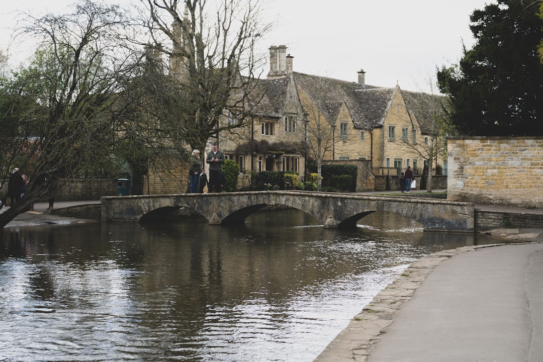 Descubra Bourton-on-the-Water, a Veneza dos Cotswolds | Secret World Trip Planner