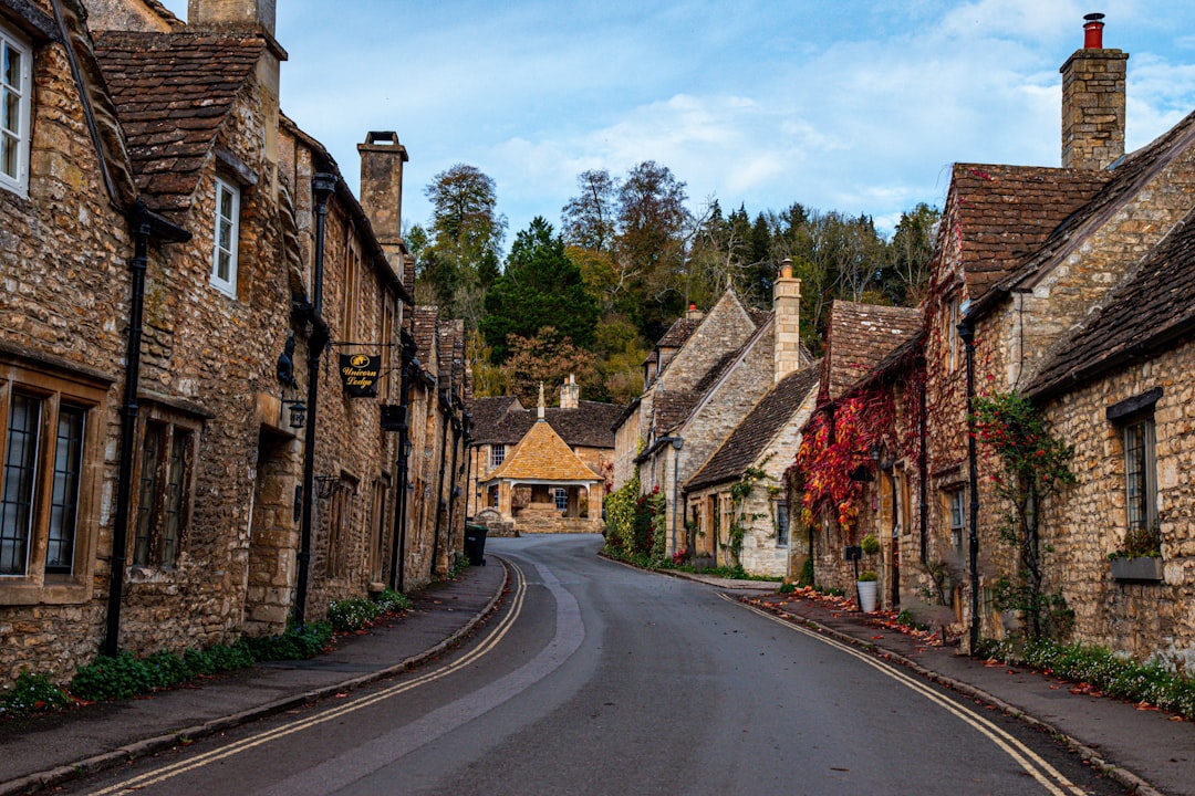 Castle Combe 탐험하기: 잉글랜드에서 가장 아름다운 마을 | Secret World Trip Planner