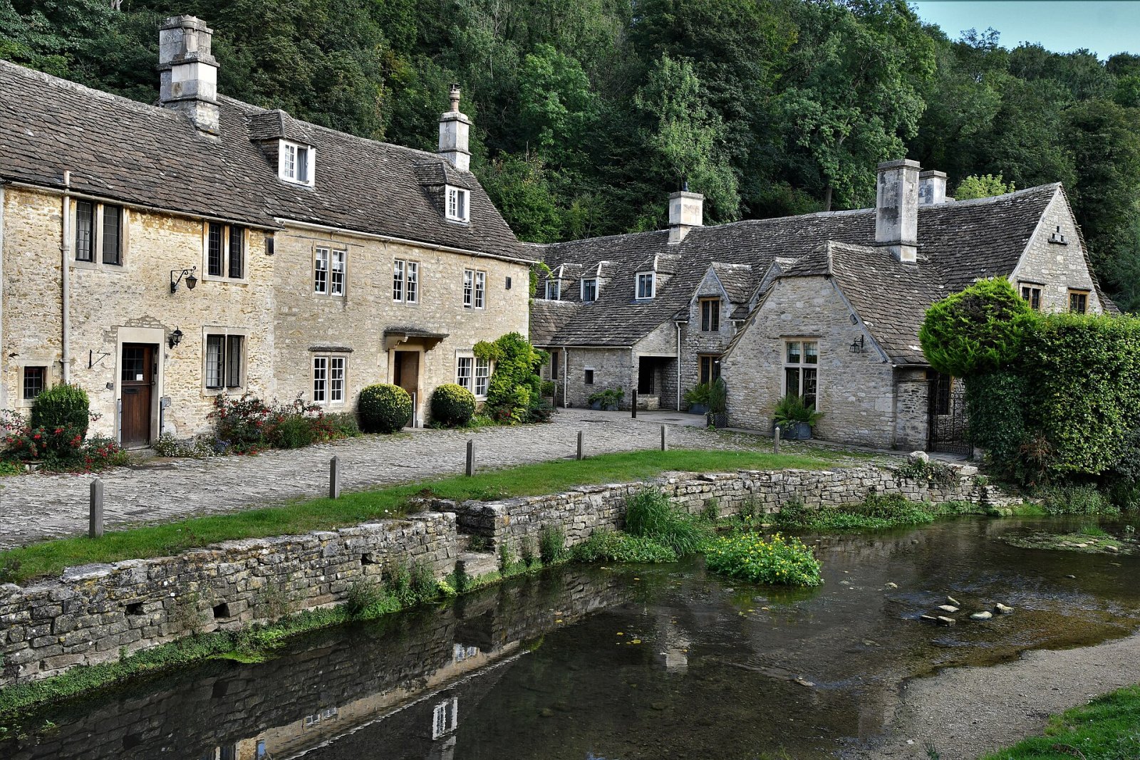 Castle Combe 탐험하기: 잉글랜드에서 가장 아름다운 마을 | Secret World Trip Planner