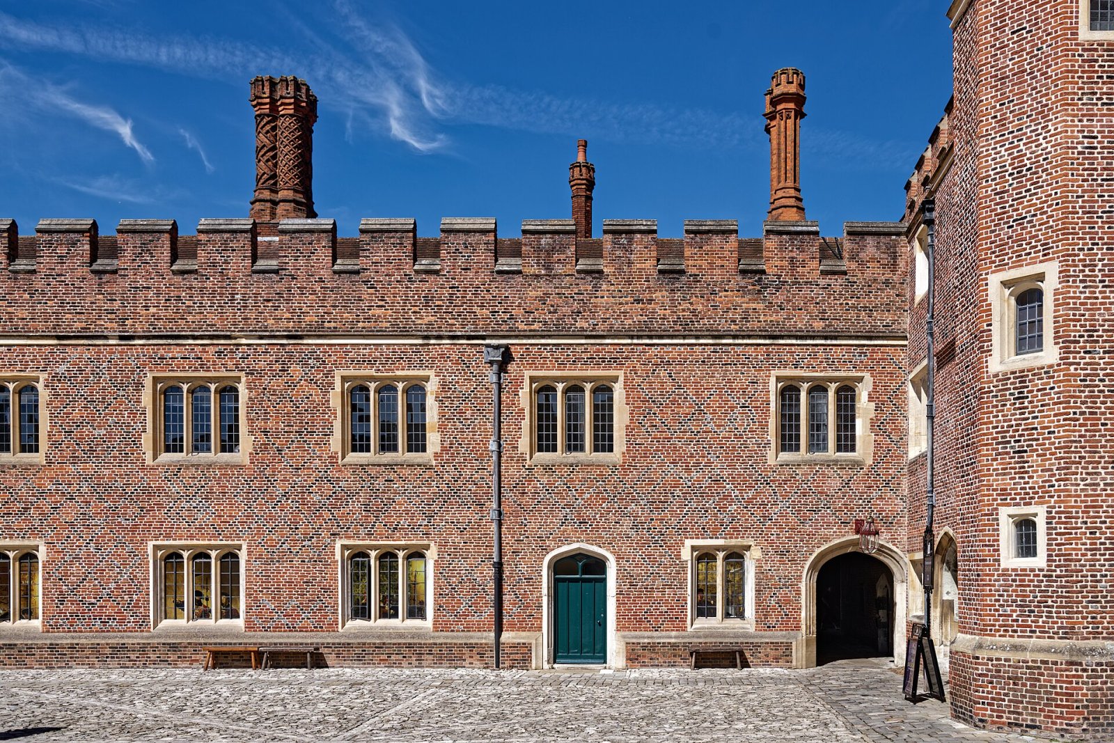 Descubre la Historia y la Belleza de Hampton Court Palace - C83Q+C4 Gravesend | Secret World Trip Planner
