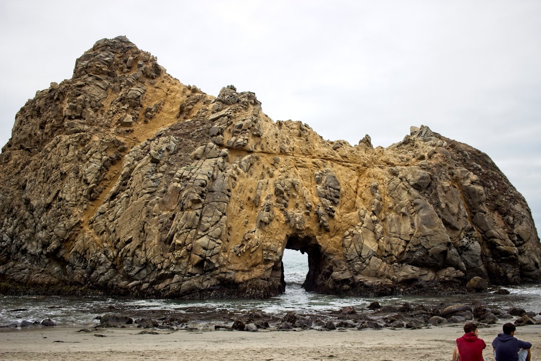 Scoprire Pfeiffer Beach: La Spiaggia dei Sogni a Big Sur - Big Sur | Secret World Trip Planner