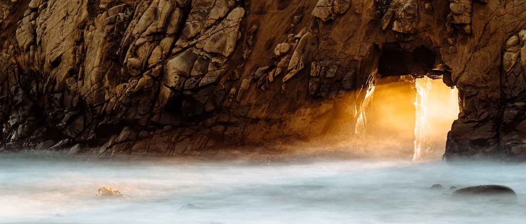 Descubre Pfeiffer Beach: La Playa de los Sueños en Big Sur - Big Sur | Secret World Trip Planner