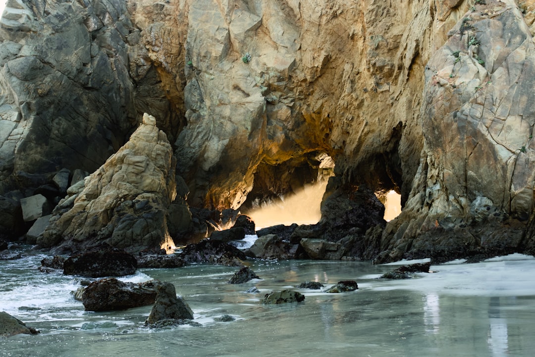 Descubre Pfeiffer Beach: La Playa de los Sueños en Big Sur - Big Sur | Secret World Trip Planner