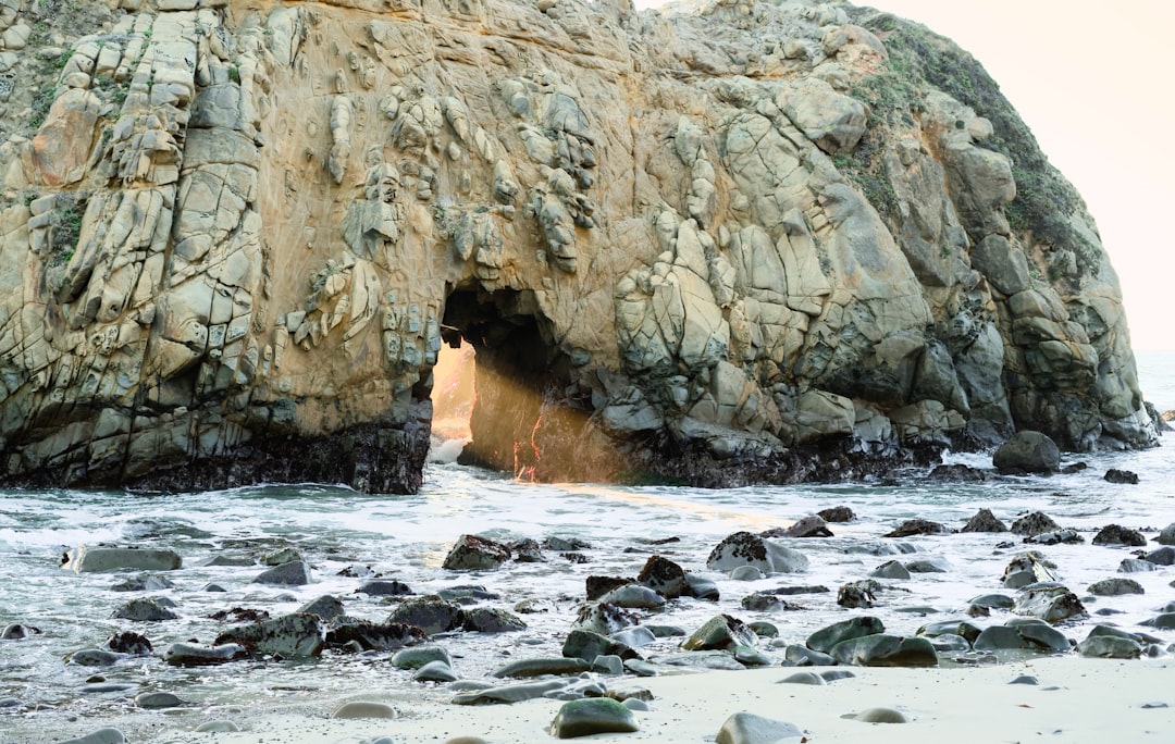 Descubre Pfeiffer Beach: La Playa de los Sueños en Big Sur - Big Sur | Secret World Trip Planner