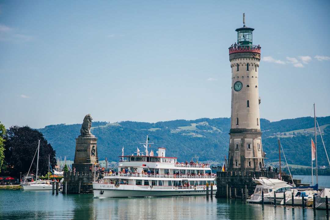Découvrez le Neuer Leuchtturm de Lindau : phare du lac de Constance - Hafenpl. | Secret World Trip Planner