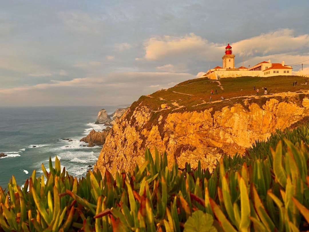 ロカ岬の灯台：無限の大西洋への旅 — Estrada do Cabo da Roca