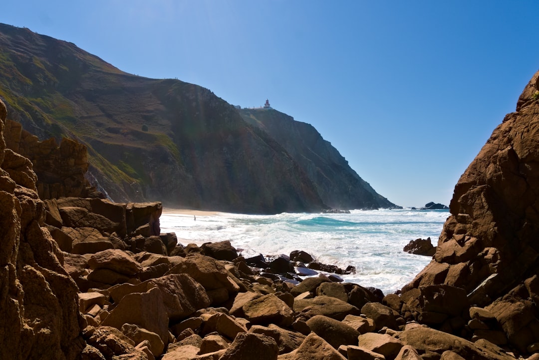 ロカ岬の灯台：無限の大西洋への旅 - Estrada do Cabo da Roca | Secret World Trip Planner