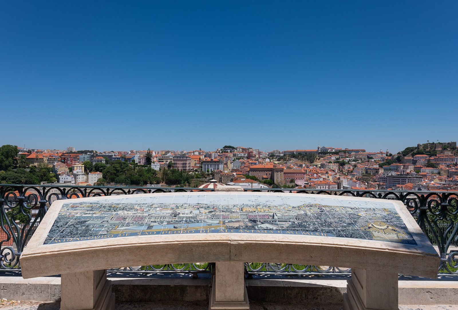 Miradouro de São Pedro de Alcântara: un angolo di bellezza a Lisbona — Lisboa