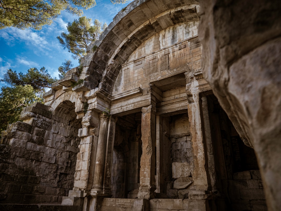 Descubra o Jardin de La Fontaine em Nîmes - 26 Quai de la Fontaine | Secret World Trip Planner