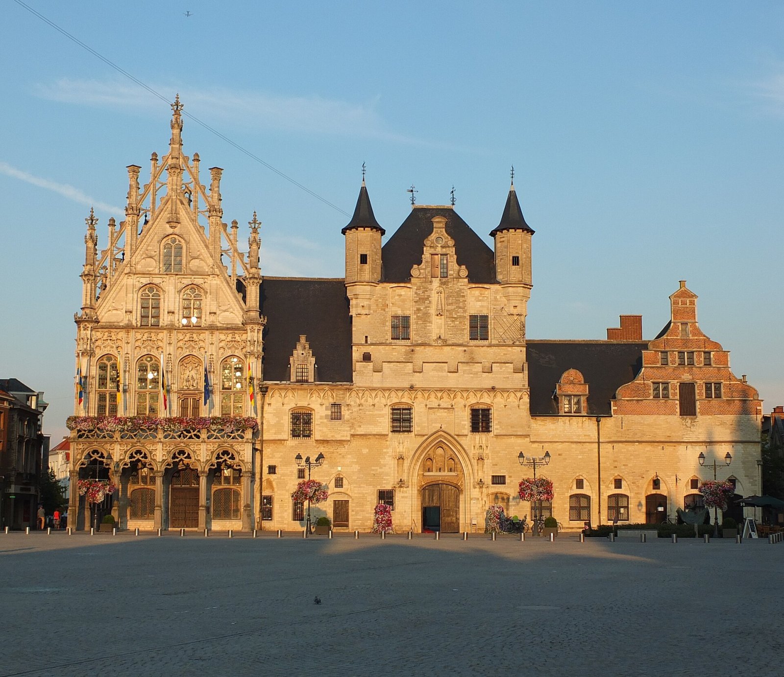 Entdecken Sie die Altstadt von Mechelen: Geschichte und Kultur in Flandern - Grote Markt 2 | Secret World Trip Planner