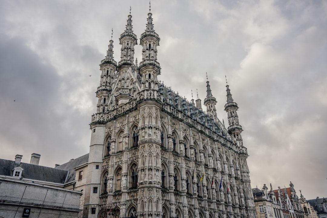Descubra o encanto da Prefeitura de Leuven, na Bélgica - Naamsestraat 6 | Secret World Trip Planner