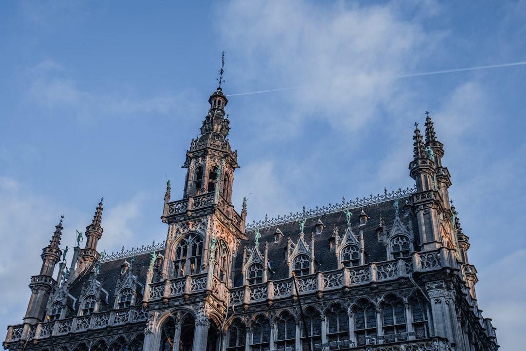 Descubra o encanto da Prefeitura de Leuven, na Bélgica - Naamsestraat 6 | Secret World Trip Planner