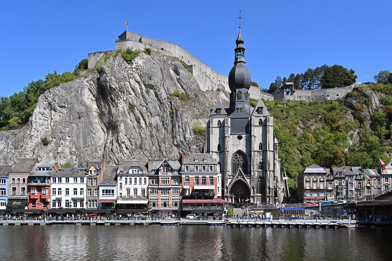 Explorez la Citadelle de Dinant : Histoire et Beauté en Belgique - Rue Adolphe Sax 11 | Secret World Trip Planner