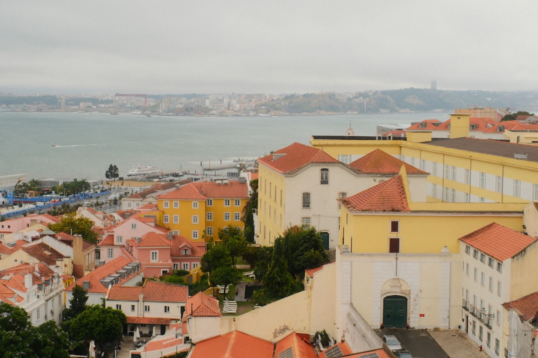 Descubra o Encanto do Bairro Alfama em Lisboa | Secret World Trip Planner