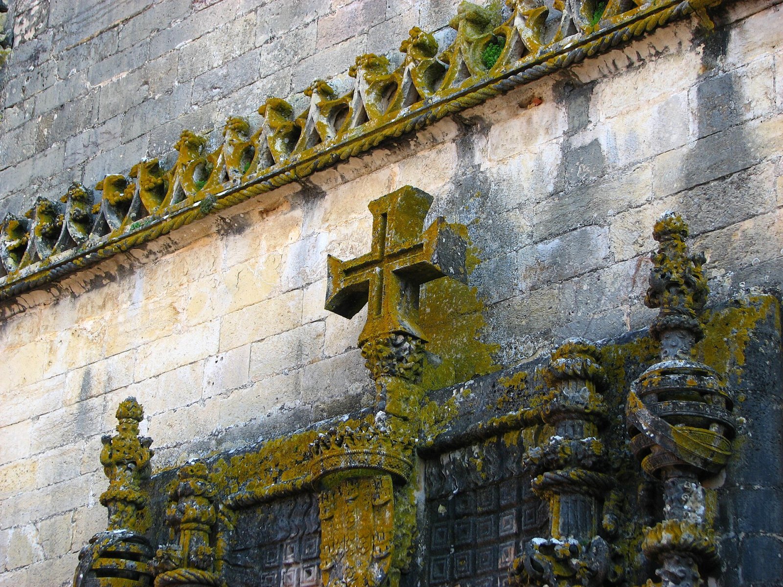 Explora el Convento de Cristo en Tomar: un tesoro histórico portugués - Arbus | Secret World Trip Planner