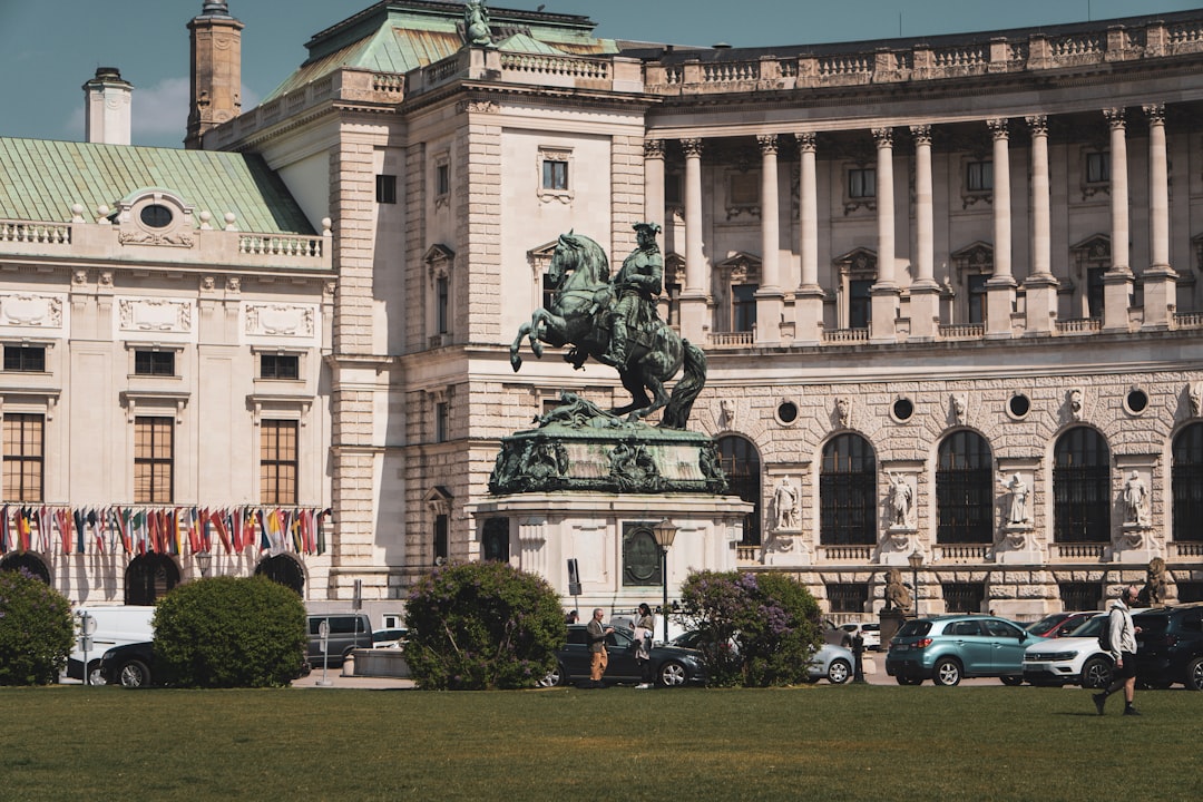 ウィーンのホーフブルク宮殿の壮大さを発見する - Wien | Secret World Trip Planner