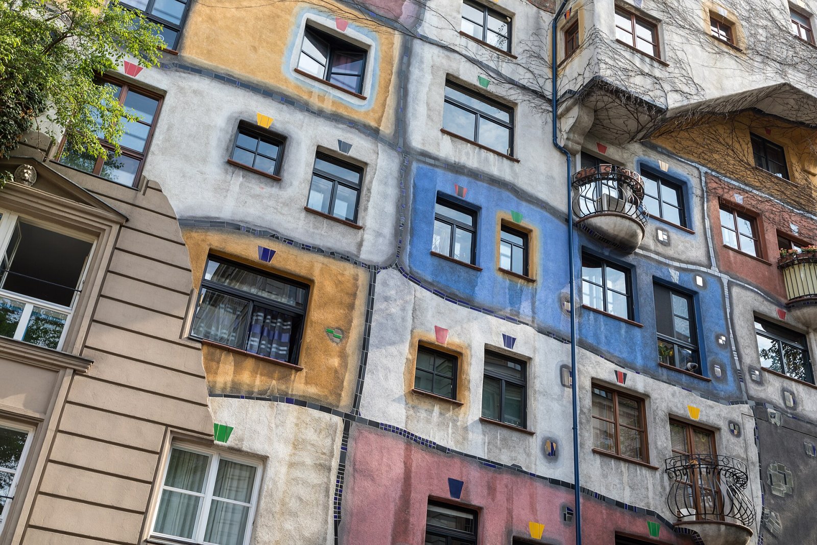 Descubre el Encanto de la Hundertwasserhaus de Viena - Wien | Secret World Trip Planner
