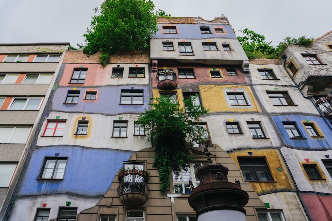 Descubra o Encanto da Hundertwasserhaus em Viena - Wien | Secret World Trip Planner