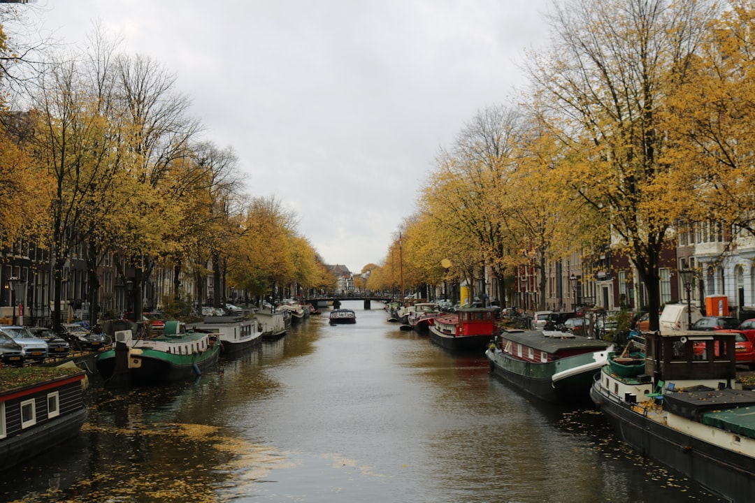 Entdecken Sie die Kanäle von Amsterdam: Eine Reise durch Geschichte und Kultur - Amsterdam | Secret World Trip Planner
