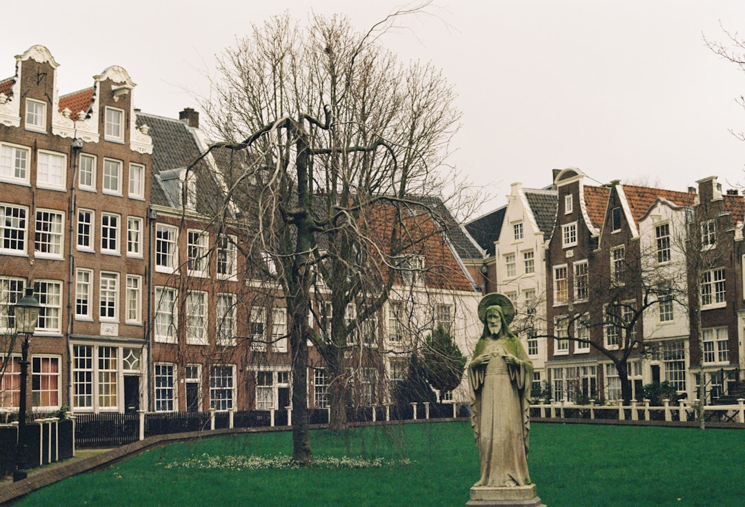 Discover the Begijnhof of Amsterdam: History and Beauty - Amsterdam | Secret World Trip Planner
