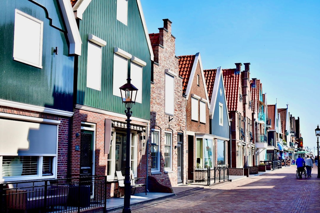 ボレンダム：伝統と現代性の間のズイデル海の真珠 - Volendam | Secret World Trip Planner