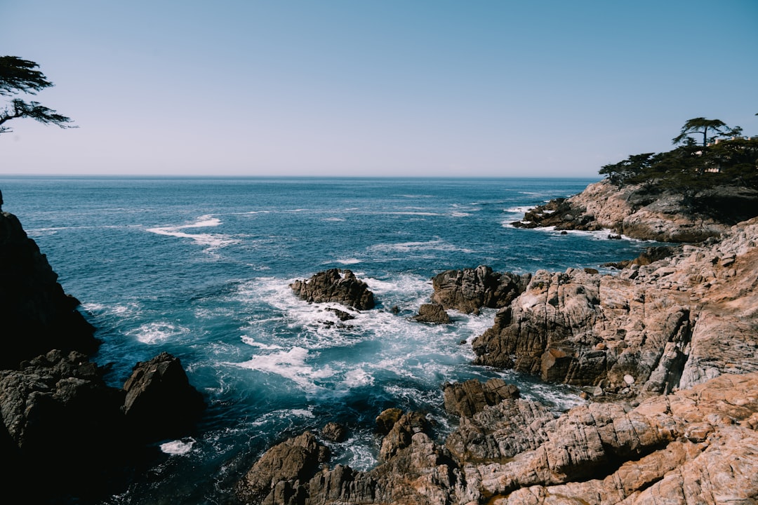 サーファーポイントの灯台:カリフォルニアの海岸の宝 - Monterey | Secret World Trip Planner