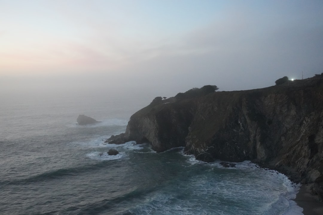 サーファーポイントの灯台:カリフォルニアの海岸の宝 - Monterey | Secret World Trip Planner