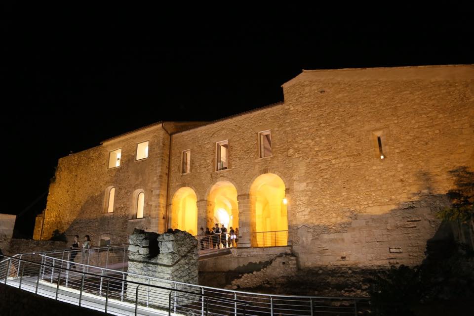 Descubriendo las Grutas del Castillo Normando-Suevo - Piazza Castello | Secret World Trip Planner