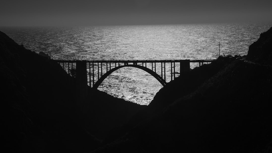 Puente Bixby Creek: Icono del Big Sur y sus Faros - Bixby Creek Bridge | Secret World Trip Planner