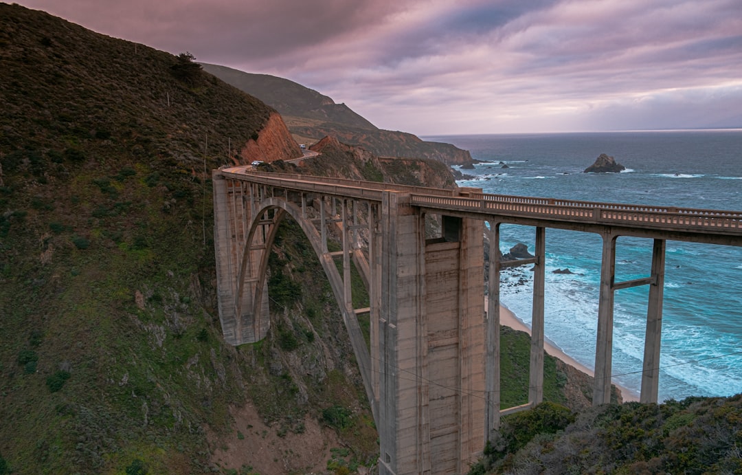 比克斯比溪桥:大苏尔及其灯塔的标志 - Bixby Creek Bridge | Secret World Trip Planner