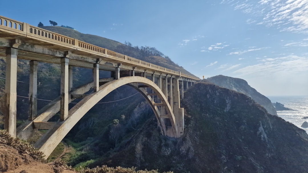 比克斯比溪桥:大苏尔及其灯塔的标志 - Bixby Creek Bridge | Secret World Trip Planner