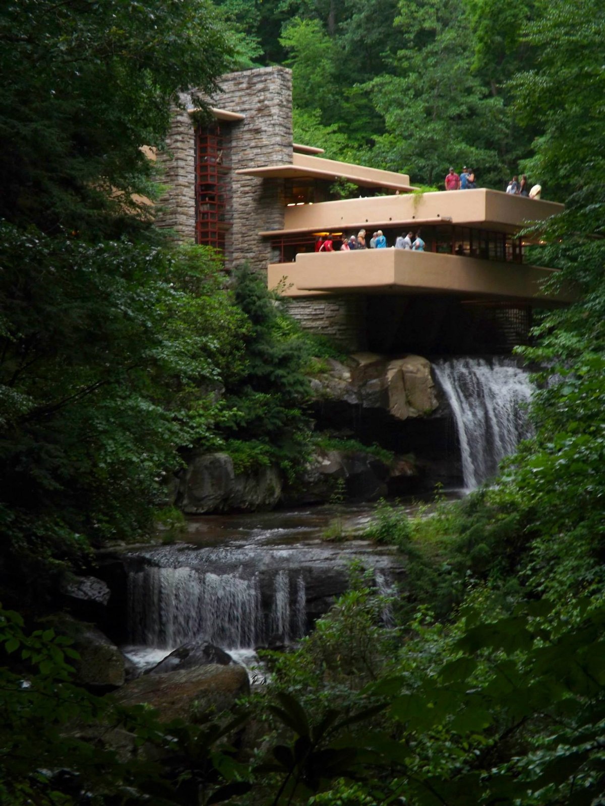 Haus am Wasserfall: Ein architektonisches Meisterwerk - Mill Run | Secret World Trip Planner